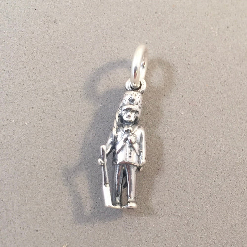 PALACE GUARD .925 Sterling Silver 3-D Small Charm Pendant London Royal Queen's Buckingham Beefeater tb12